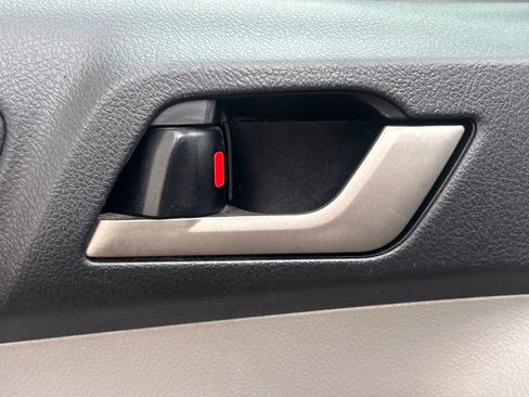 Used 2010 Toyota Highlander SE image 8