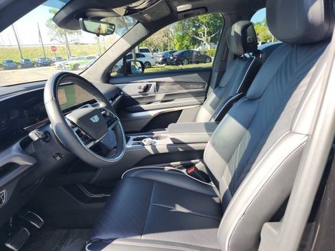 Used 2026 Cadillac Vistiq Platinum image 18