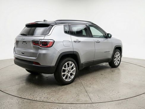 Used 2025 Jeep Compass Limited image 9