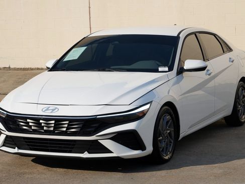 Used 2025 Hyundai Elantra Hybrid FWD image 40
