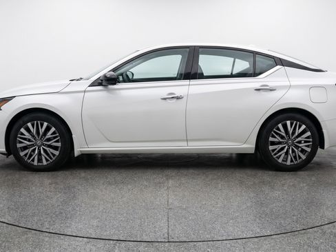 Used 2025 Nissan Altima 2.5 SV FWD image 5