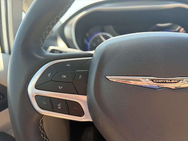 Used 2023 Chrysler Pacifica Touring-L FWD image 28