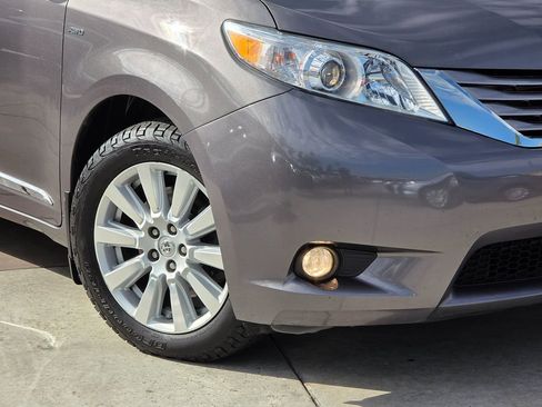 Used 2017 Toyota Sienna XLE image 5