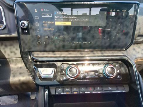 Used 2023 GMC Sierra 1500 AT4 w/ Technology Package AWD/4WD image 14