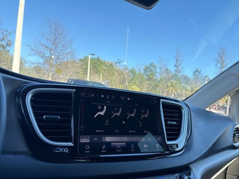 Used 2024 Chrysler Pacifica Touring-L image 27