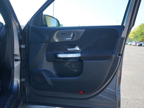 Used 2021 Mercedes-Benz GLB 250 4MATIC image 9