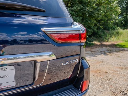 Used 2020 Lexus LX 570 4WD w/ Luxury Package image 12