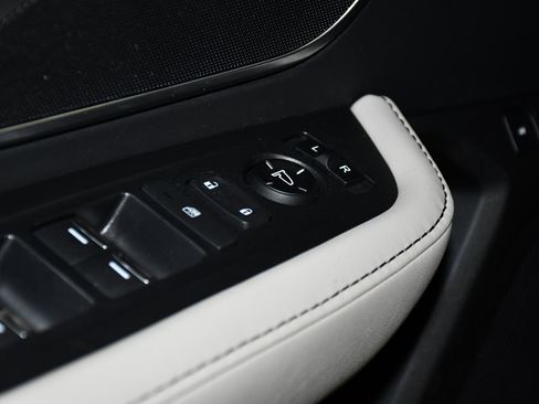 Used 2025 Acura RDX SH-AWD image 32
