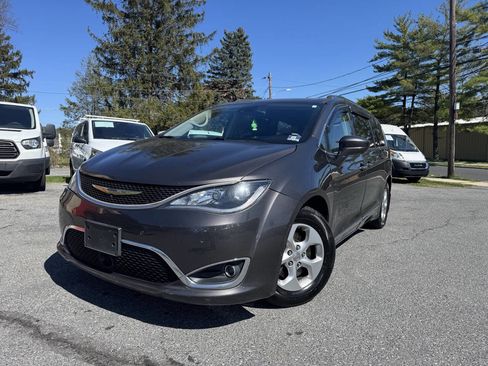 Used 2017 Chrysler Pacifica Touring-L Plus w/ Advanced Safetytec Group FWD image 3