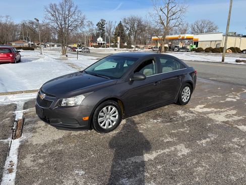 Used 2011 Chevrolet Cruze LS image 3