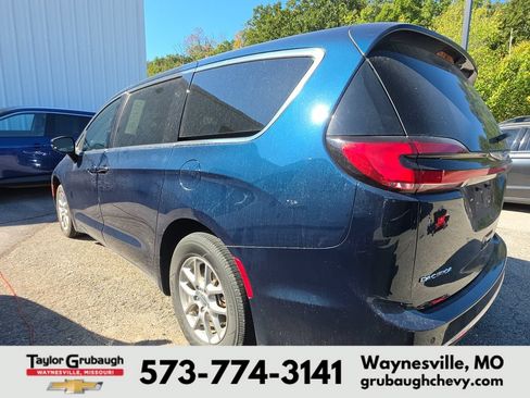 Used 2025 Chrysler Pacifica Select FWD image 4