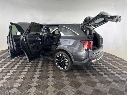 Certified 2025 Kia Sorento EX w/ Panoramic Sunroof Package FWD image 18