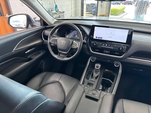 Used 2025 Toyota Grand Highlander AWD image 47