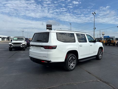 Used 2023 Jeep Wagoneer L Series II AWD/4WD image 6