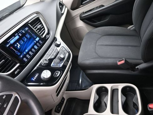 Used 2017 Chrysler Pacifica Touring FWD image 30