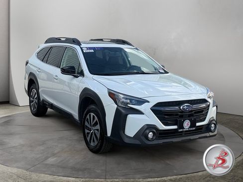 Used 2025 Subaru Outback Premium AWD/4WD image 1
