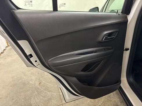 Used 2018 Chevrolet Trax LS FWD image 19
