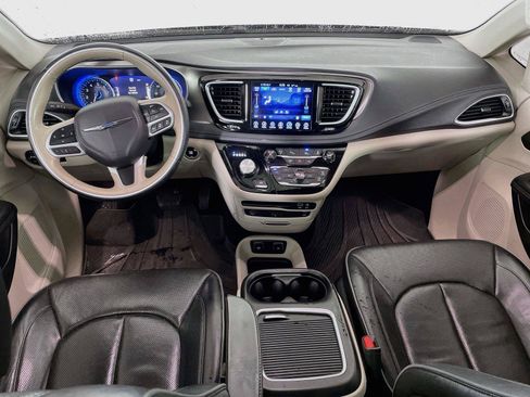 Used 2017 Chrysler Pacifica Limited w/ UConnect Theater Package FWD image 32