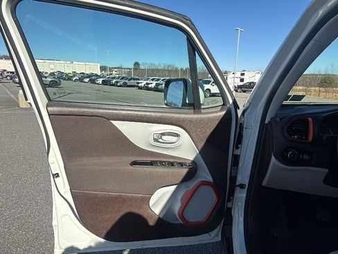 Used 2015 Jeep Renegade Latitude w/ Cold Weather Group image 25