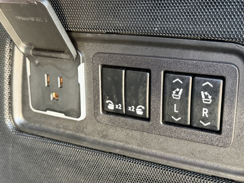 Used 2023 Cadillac Escalade ESV V image 28