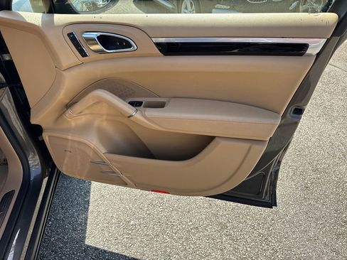 Used 2016 Porsche Cayenne S image 15