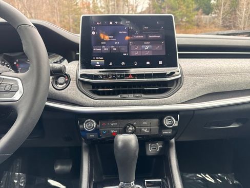 Used 2024 Jeep Compass Latitude image 24