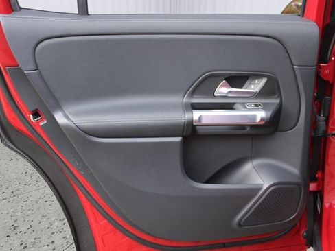 Used 2023 Mercedes-Benz EQB 300 4MATIC image 39