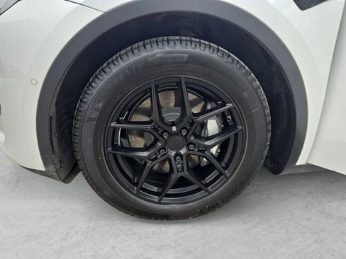 Used 2022 Tesla Model Y Long Range image 23