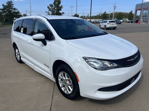 Used 2022 Chrysler Voyager LX image 7