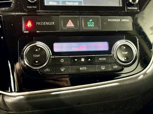 Used 2016 Mitsubishi Outlander SE image 18