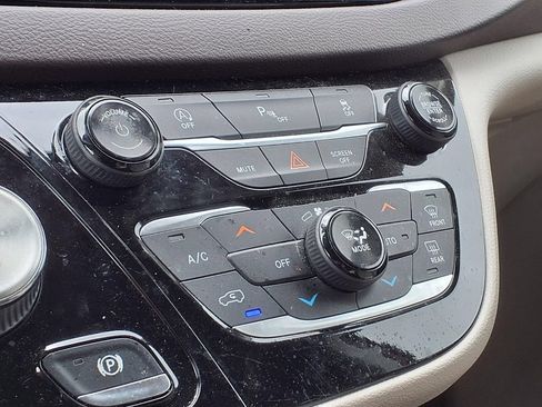 Used 2019 Chrysler Pacifica Touring-L FWD image 18