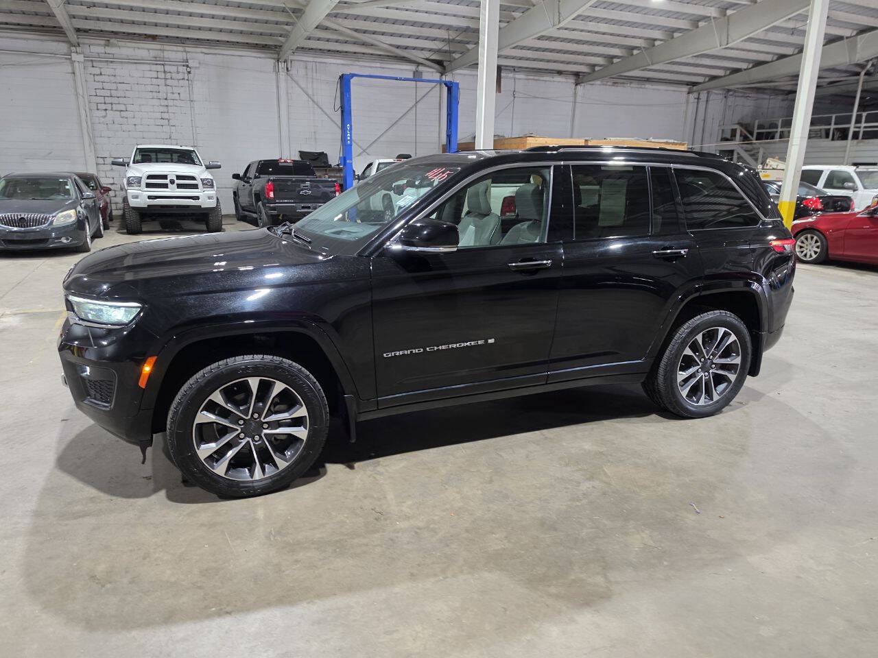 Used 2022 Jeep Grand Cherokee Overland w/ Adv Protech Group III AWD/4WD image 3