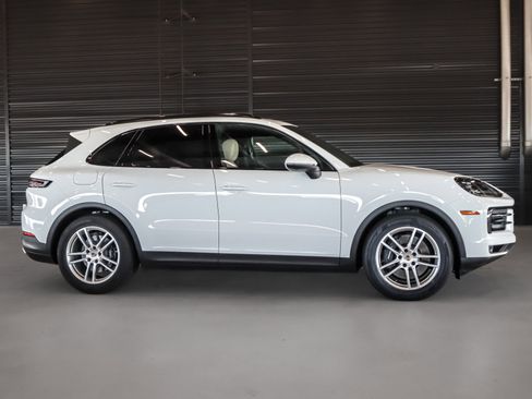 Certified 2024 Porsche Cayenne AWD/4WD image 11