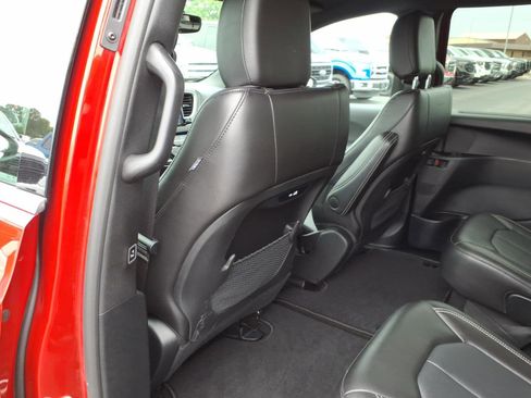 Used 2025 Chrysler Pacifica Select FWD image 9