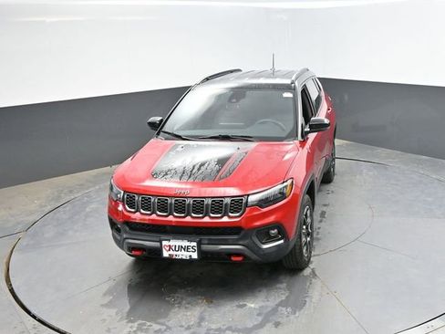 Used 2025 Jeep Compass Trailhawk AWD/4WD image 40