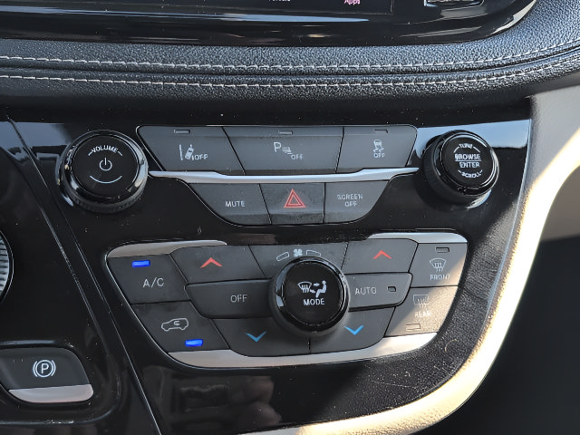 Used 2023 Chrysler Pacifica Touring-L FWD image 16