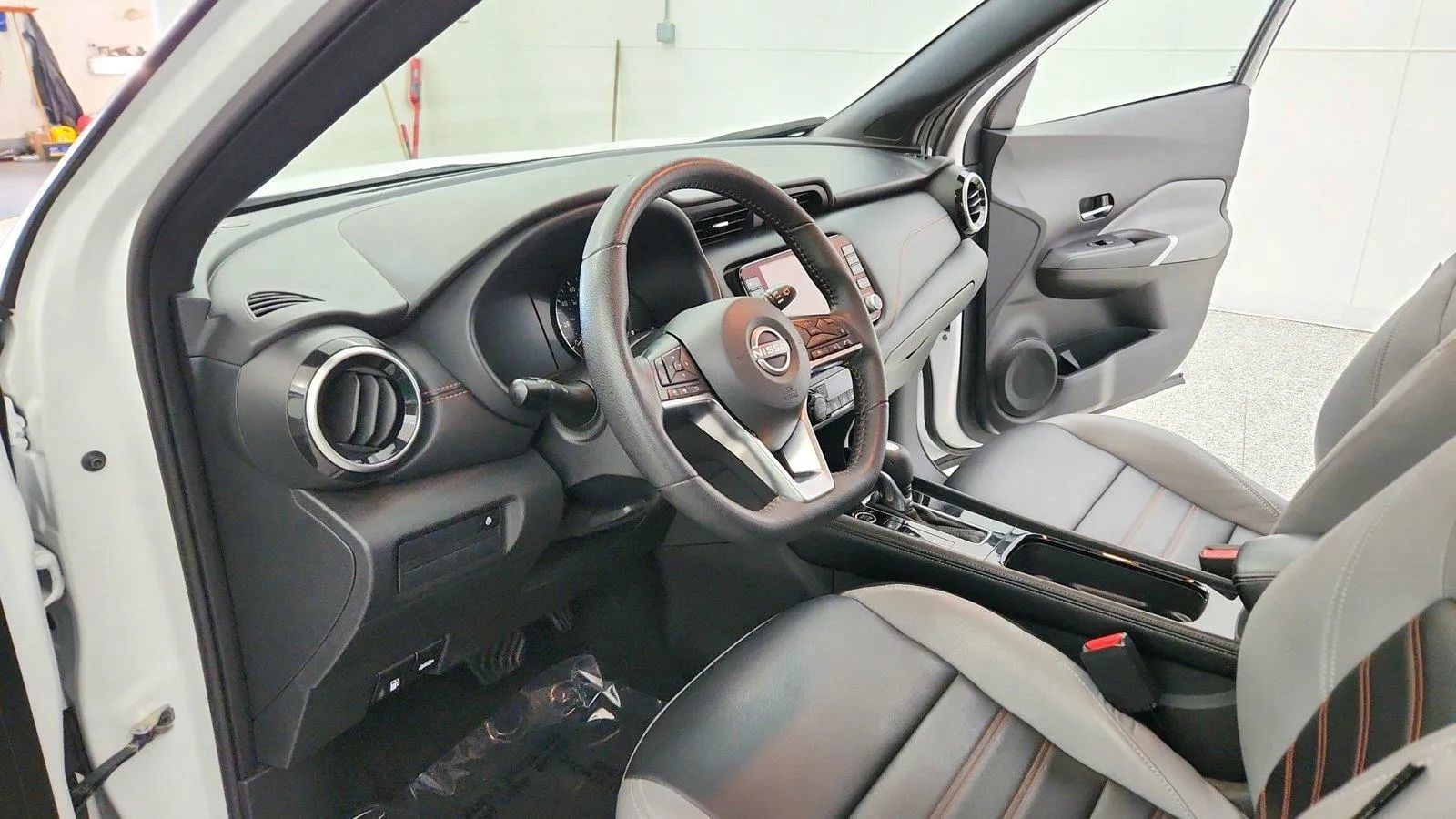 Used 2024 Nissan Kicks SR w/ SR Premium Package FWD image 14