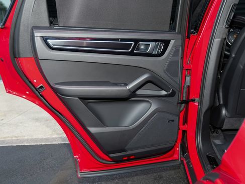 Certified 2023 Porsche Cayenne GTS AWD/4WD image 31