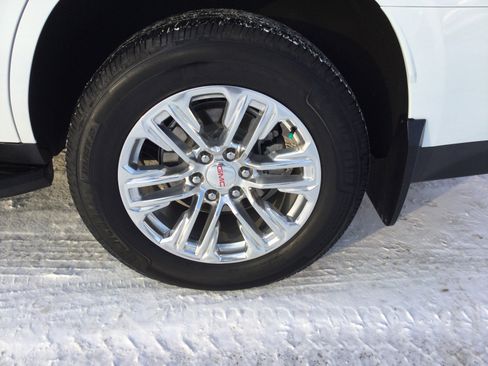 Used 2024 GMC Yukon SLT w/ SLT Luxury Package image 8