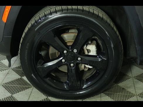 Used 2023 Jeep Grand Cherokee Limited w/ Black Appearance Package AWD/4WD image 15