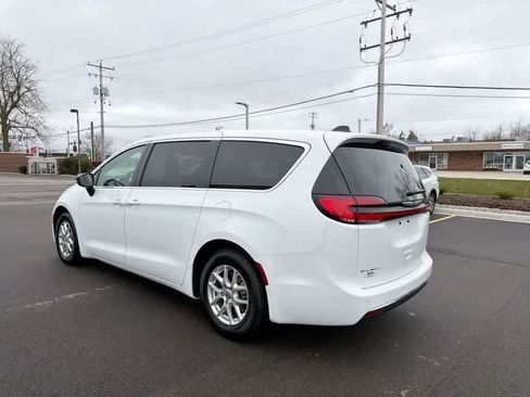 Used 2024 Chrysler Pacifica Touring-L FWD image 11