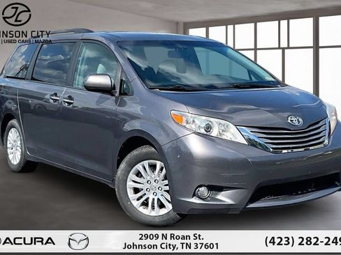 Used 2017 Toyota Sienna XLE FWD image 12