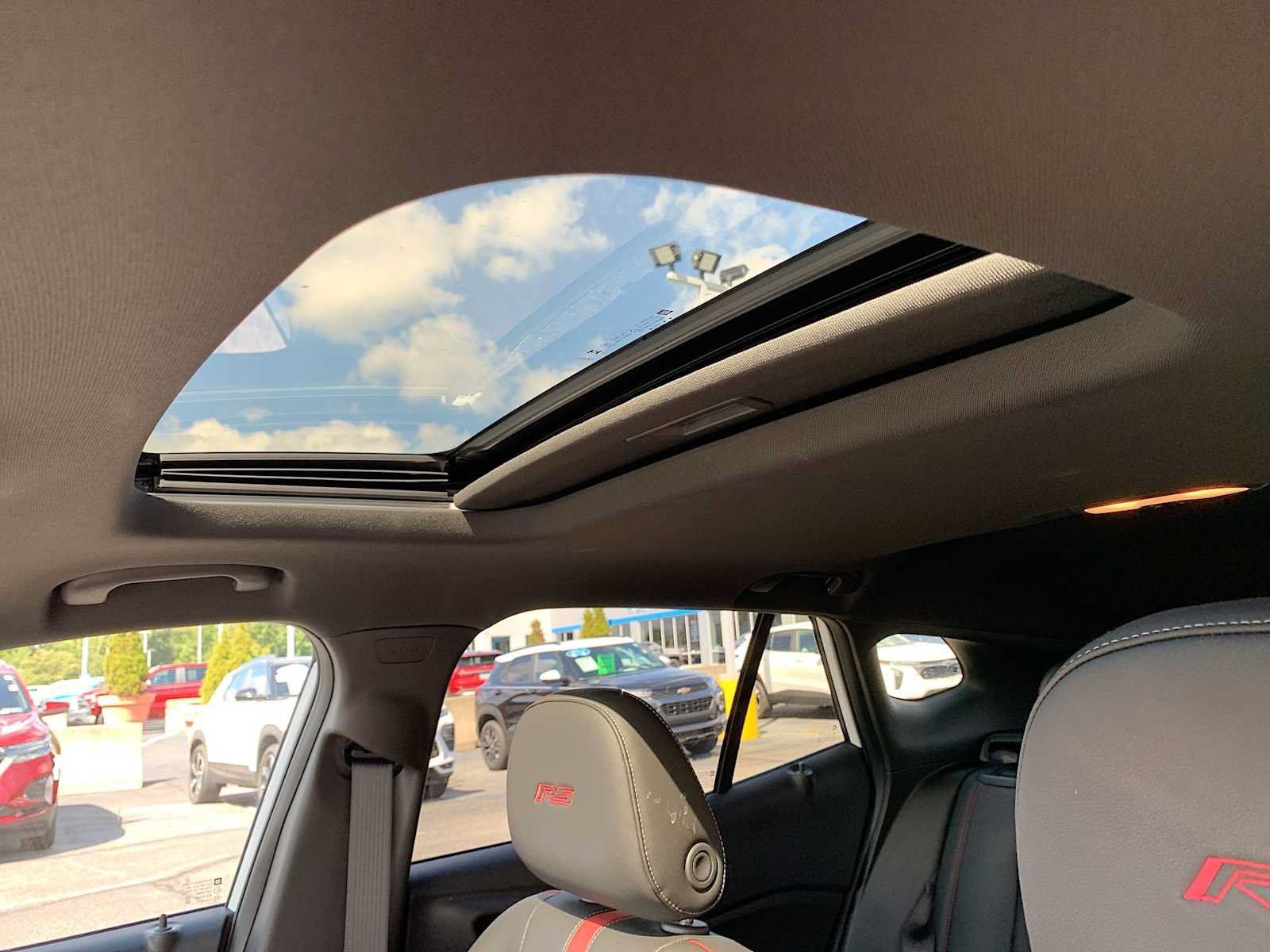 Certified 2025 Chevrolet Trax RS w/ Sunroof Package FWD image 18