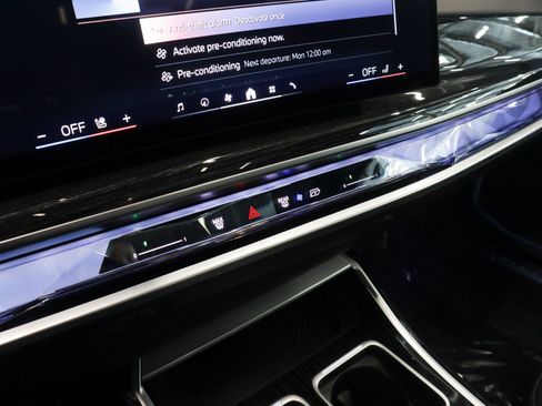 Used 2025 BMW 740i w/ Premium Package RWD image 21