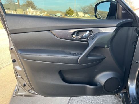 Used 2018 Nissan Rogue S image 27