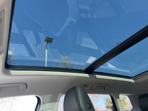 Certified 2025 Volkswagen Taos SE w/ Panoramic Sunroof Package image 26