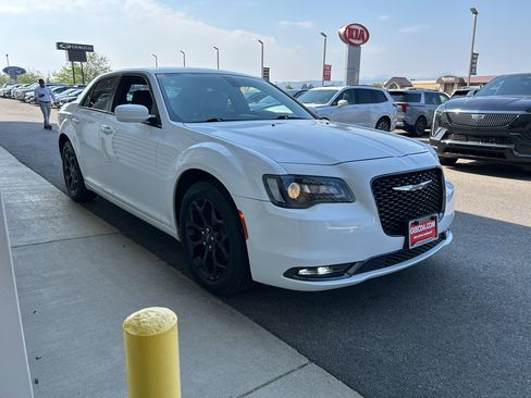 Used 2019 Chrysler 300 S image 4