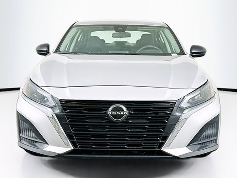 Used 2024 Nissan Altima 2.5 SV image 2