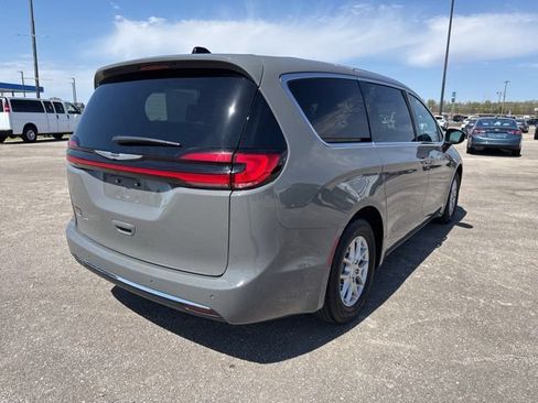 Used 2025 Chrysler Pacifica Select FWD image 9