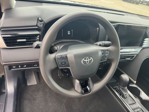 Used 2025 Toyota Camry LE image 28